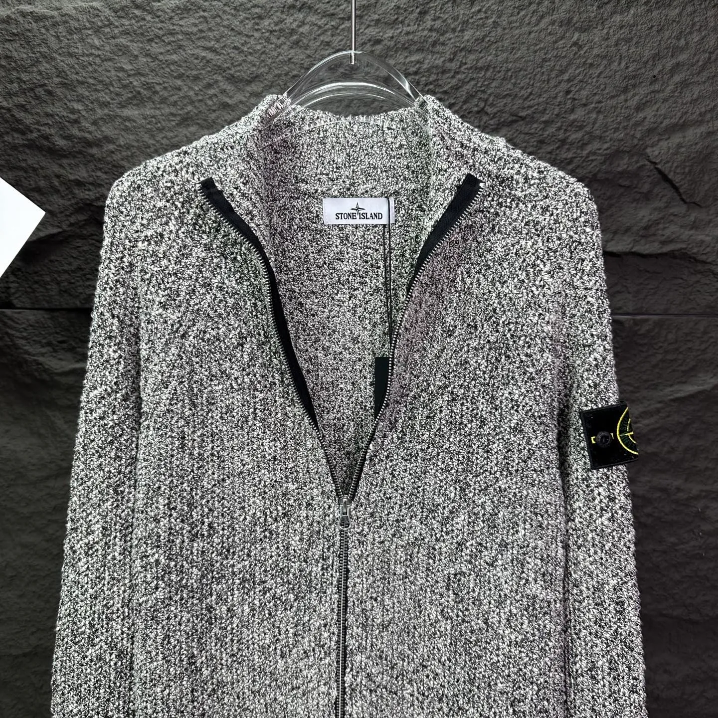P350 Shitoujia 2025 new coral color classic sleeve logo stand-up collar cardigan couple style knitted long-sleeved sweater jacket 🔥high version🔥high version🔥 The fabric is made of 32-count cotton yarn blended material, which is skin-friendly, does not stick to the body, does not cause pilling, feels very soft, super comfortable, fashionable and personalized, super versatile and good-looking knitted cardigan, very suitable for both men and women, a must-have item for everyone. Packaging, tag, collar label, washed wheat Complete 👍 Color: Gray Size: S, M, L